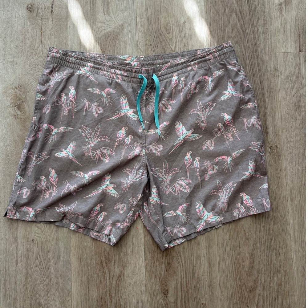 Chubbies Men 7 Inch Inseam Swim Trunks Grey Tropical Parrot Novelty Print Medium